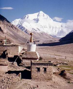 Archivo:Mount Everest from Rombok Gompa, Tibet.jpg
