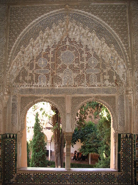 Archivo:Ventanas con arabescos en la Alhambra.JPG
