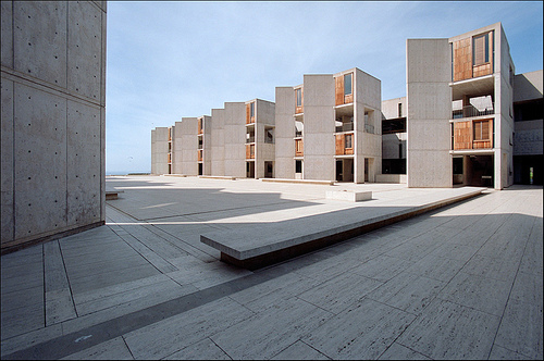 Archivo:Louis Kahn.Instituto Salk.1.jpg