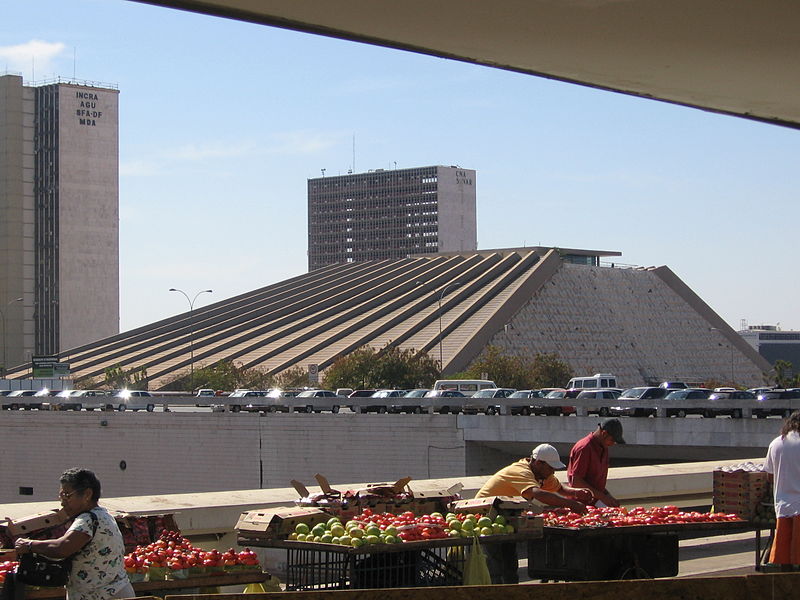 Archivo:Niemeyer.TeatroNacionalClaudioSantoro.jpg