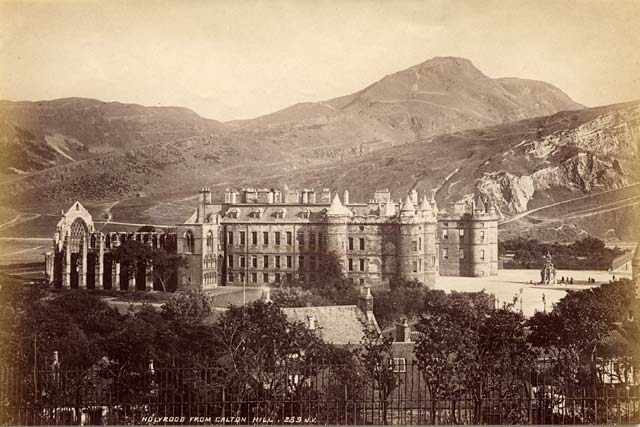 Archivo:Holyrood from Calton Hill by James Valentine. 1878 or earlier..jpg