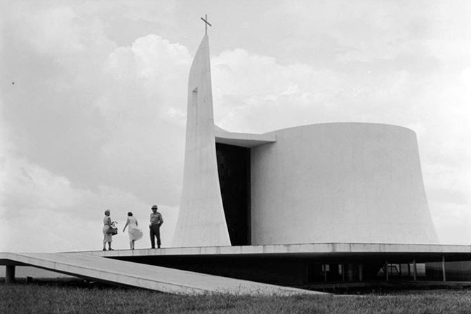 Archivo:Niemeyer.CapillaAlvorada.jpg