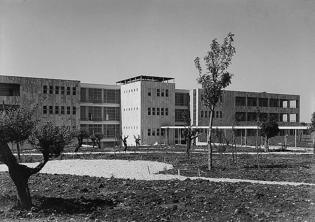 Archivo:Mendelsohn.Hospital universitario Hadassah.jpg