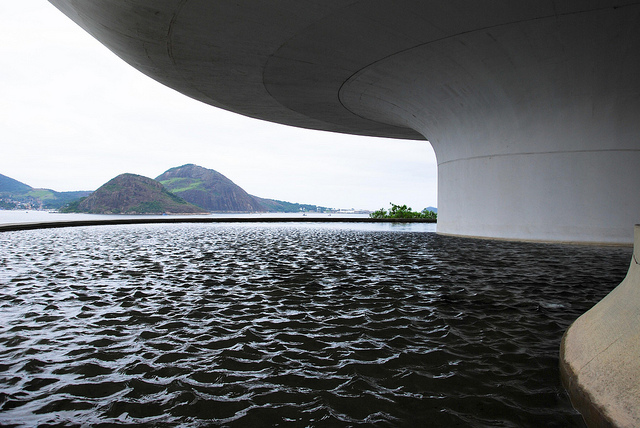 Archivo:Niemeyer.MuseoNiteoi.4.jpg
