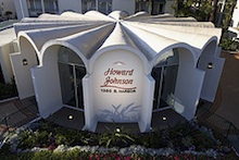 Archivo:Howard Johnson Plaza Hotel - Anaheim, designed by William L. Pereira.jpg
