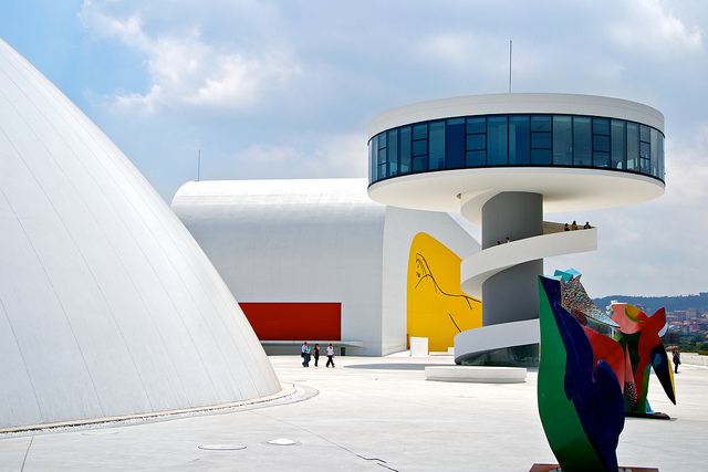 Archivo:Niemeyer.CentroCulturalAviles.jpg