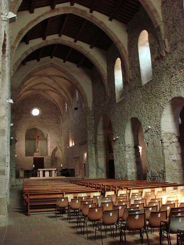 Archivo:SanMiguelCuxa.interior iglesia.jpg