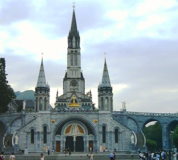 Archivo:Cathedral in Lourdes Summer.jpg