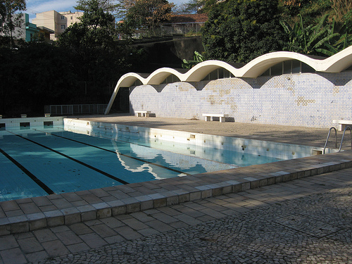 Archivo:Reidy.Conjunto habitacional Pedregulho.piscina.jpg