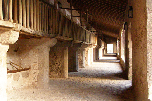 Archivo:Monasterio de LLuc.pasillo.jpg