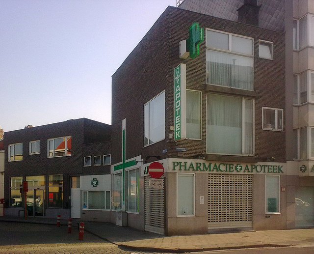 Archivo:Eysselinck.Farmacia.jpg