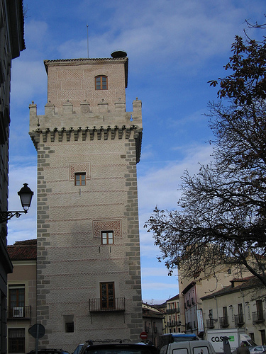 Archivo:Torre de arias davila.Segovia.jpg
