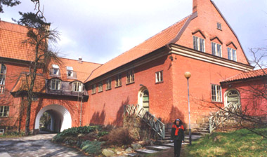 Archivo:Escuela de Secundaria en Karlshamm.Asplund.jpg