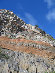 Estratos en terreno rocoso [1]