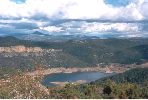 Embalse de Arenoso; a la izquierda, la Peña Redonda, al fondo Peñagolosa