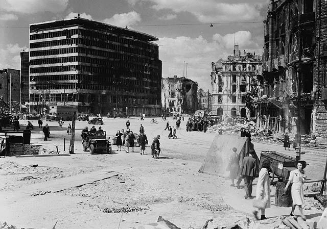Archivo:Potsdamer Platz 1945.jpg