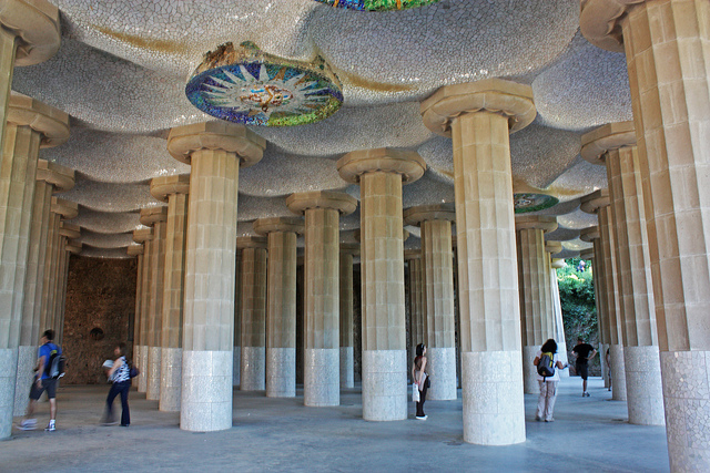 Archivo:Gaudi.SalaHipostila.3.jpg