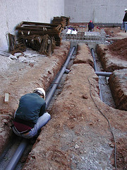 Instalación enterrada de tubería de saneamiento horizontal