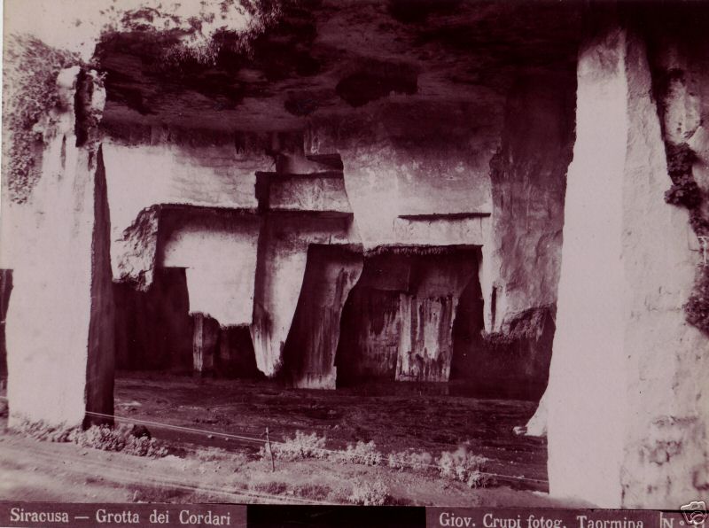 Archivo:Crupi, Giovanni (1849-1925) - n. 311 - Siracusa - Grotta dei Cordari.jpg