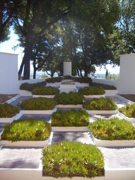 Archivo:Cubist Garden Villa Noailles Hyeres.JPG