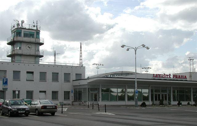 Archivo:AdolfBens.AeropuertoRuzyne.2.jpg