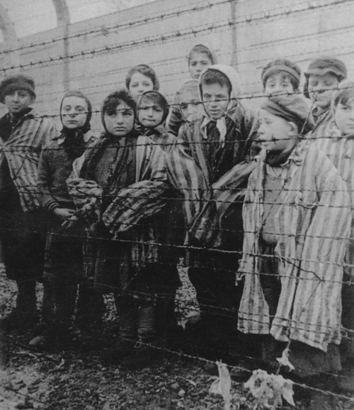 Archivo:Children in the Holocaust concentration camp liberated by Red Army.jpg