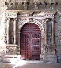 Puerta plateresca de entrada a la antigua capilla Santa Maria la Antigua desde el claustro realizada por Xeroni Xanxo.