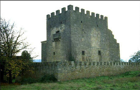 Archivo:Torre de los Hurtado De Mendoza.Armiñon.jpg