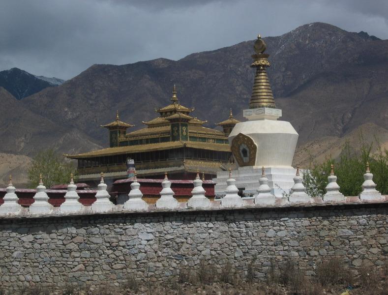Archivo:Entering the impressive Samye Monastery through its protective wall.jpg