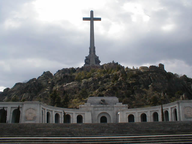 Archivo:Santa Cruz del Valle de los Caídos.jpg