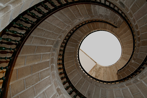 Archivo:San Domingos de Bonaval. Museo do Pobo Galego. Escalera.jpg