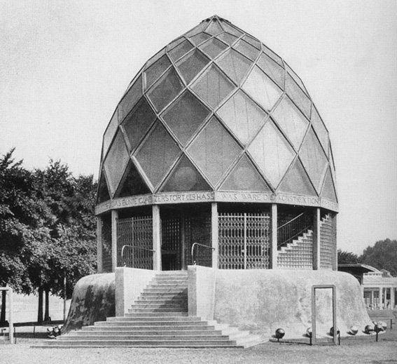 Archivo:Taut Glass Pavilion exterior 1914.jpg