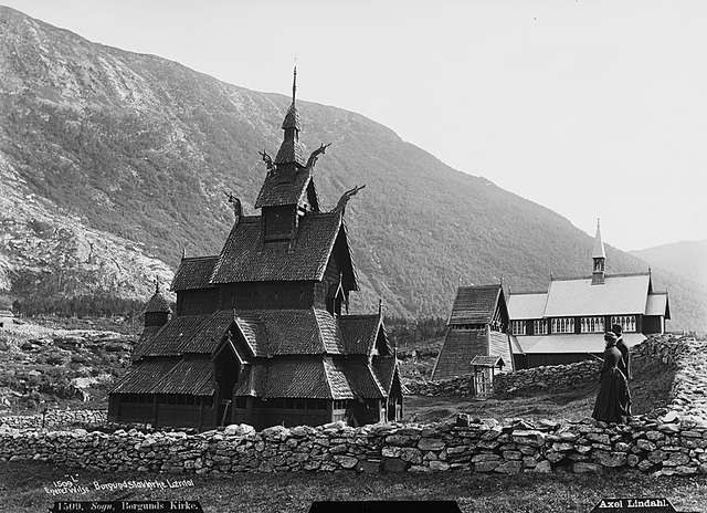 Archivo:Borgund stavkyrkje og Borgund kyrkje.jpeg