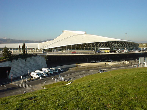 Archivo:Calatrava.Aeropuerto de Bilbao.jpg