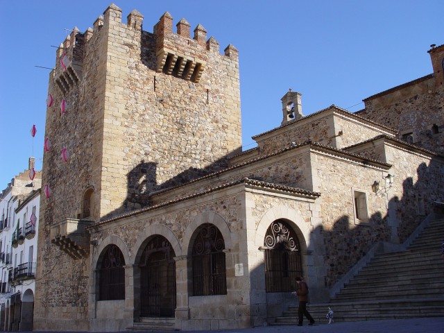 Archivo:Caceres torre de Bujaco ermita de la Paz.jpg