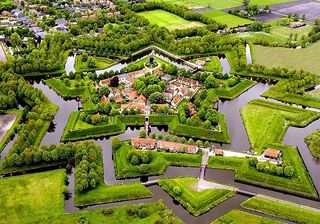 Fortaleza de Bourtange en Groninga, Países Bajos. Fortaleza de forma pentagonal, muestra 5 bastiones, uno en cada uno de sus ángulos