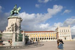 La Praça do Comércio de Lisboa es un caso singular de plaza cuadrangular abierta por uno de sus lados al estuario del Tajo, punto neurálgico del imperio marítimo portugués. Su amplitud y unidad de diseño se debe a la reconstrucción tras el Terremoto de Lisboa.