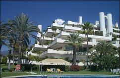 Apartamentos “Las Terrazas” en Punta de La Mona, La Herradura, Granada. (1964-1965), junto con Fernando Higueras.
