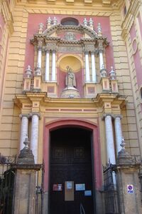 Arco rebajado en portada principal de Iglesia de San Ildefonso de Sevilla.