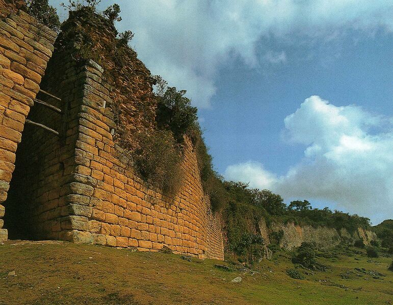Archivo:Cuelap ruins.jpg
