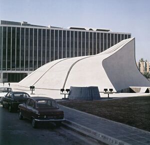 Niemeyer.BolsaTrabajoBobigny.jpg