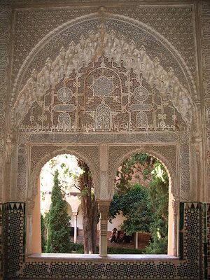 Ventanas con arabescos en la Alhambra.JPG