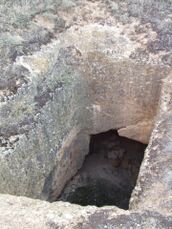 Boca del paso subterraneo en el Castillo de la Raya