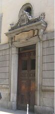 Entrada a la antigua sede de la escuela, el Colegio Imperial de la calle de los Estudios (Madrid).