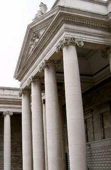 Palladianismo irlandés: Pórtico de entrada del Parlamento irlandés en Dublín.