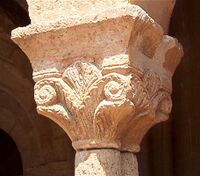 Capitel románico de motivos vegetales de San Martín de Aguilera, en Soria (España).
