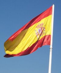 La gran bandera de España situada en la plaza