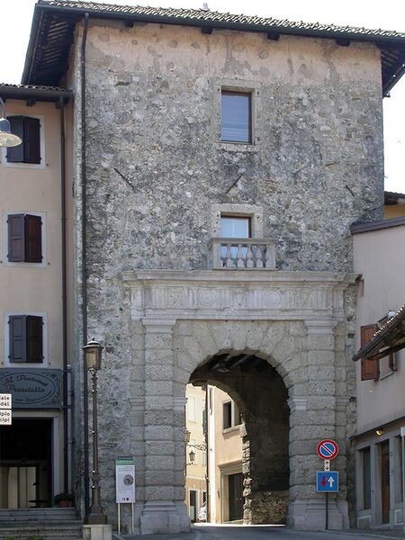 Archivo:Porta Gemona (Portonat) in San Daniele del Friuli.jpg