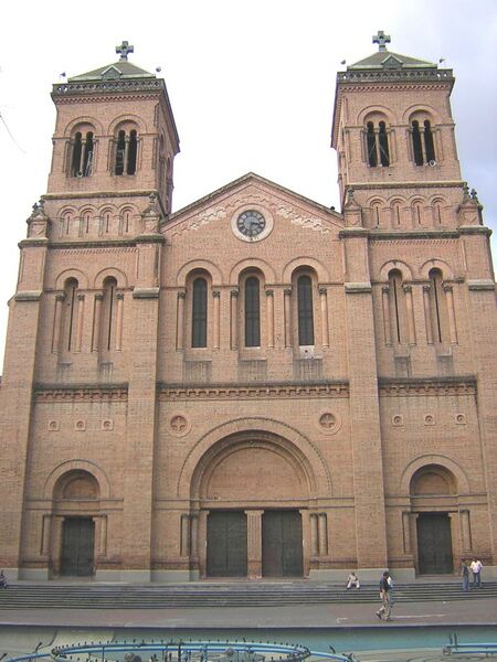 Archivo:Catedral Metropolitana de Medellin- Fachada Principal.JPG