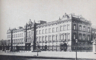La fachada este fue completada en 1850. En la foto se muestra el aspecto en 1910 antes de la remodelación de 1913.